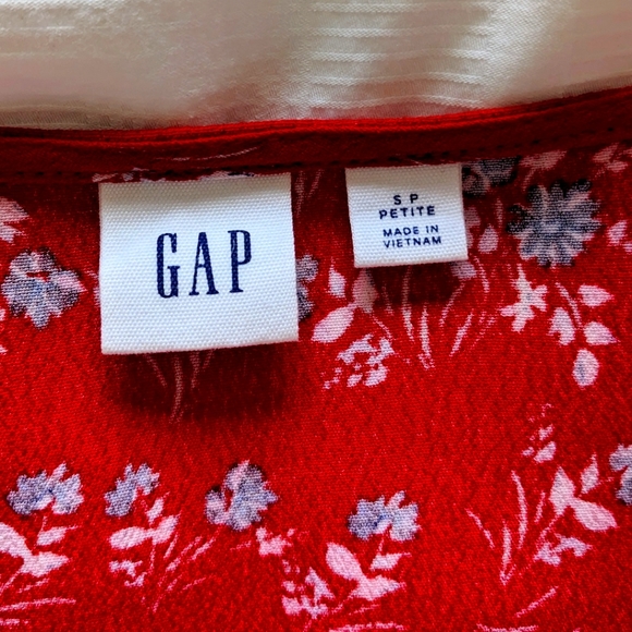 Red floral Gap dress size small petite. Ruffled hem wrap skirt, tie waist. - Picture 5 of 6